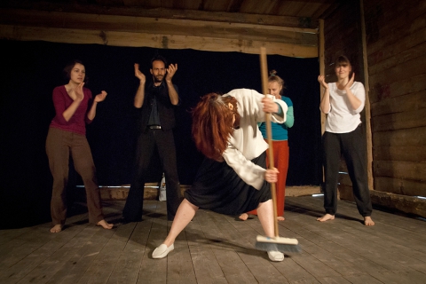 Pokaz spektaklu "Ogień, kryzys, dworzec centralny" podczas VI Spotkań Teatralnych Innowica 2013