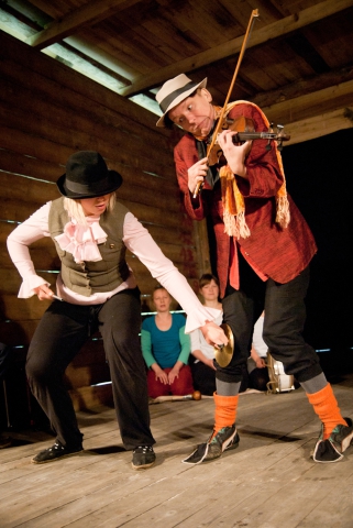 Pokaz spektaklu "Ogień, kryzys, dworzec centralny" podczas VI Spotkań Teatralnych Innowica 2013
