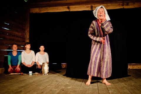 Pokaz spektaklu "Ogień, kryzys, dworzec centralny" podczas VI Spotkań Teatralnych Innowica 2013