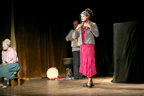 Pokaz spektaklu "Ogień, kryzys, dworzec centralny" w Ośrodku Teatralnym Kana