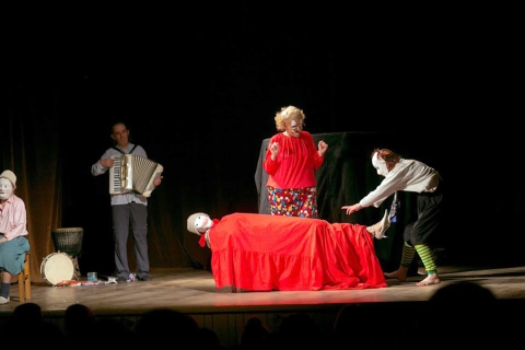 Pokaz spektaklu "Ogień, kryzys, dworzec centralny" w Ośrodku Teatralnym Kana
