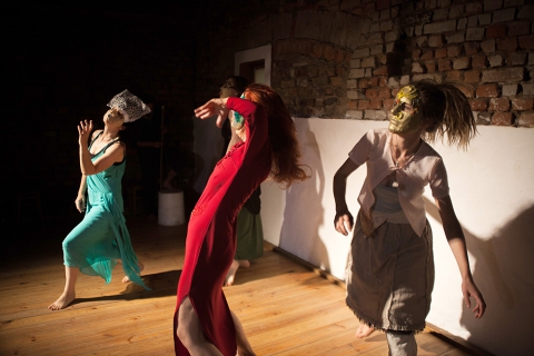 Pokaz spektaklu "Przesilenia. Historia brata" podczas festiwalu Wioska Teatralna