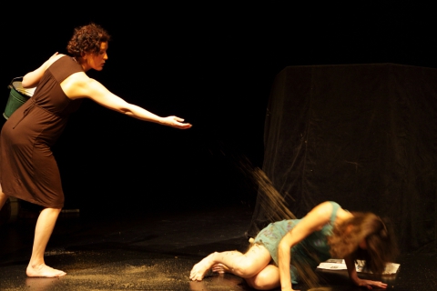 Pokaz spektaklu "Ziemia B" w ramach 14. Festiwalu Sztuki Teatralnej w Rybniku