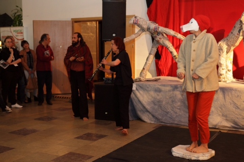 Pokaz spektaklu "Ziemia B" w ramach 14. Festiwalu Sztuki Teatralnej w Rybniku