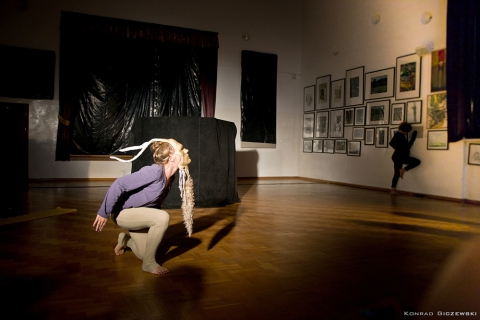 Pokaz spektaklu "Ziemia B" w ramach 9. Suwalskich Teatr-Akcji