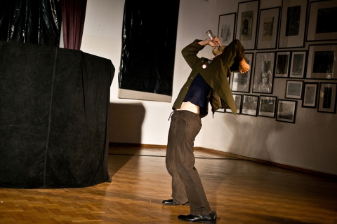 Pokaz spektaklu "Ziemia B" w ramach 9. Suwalskich Teatr-Akcji