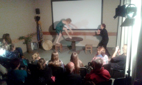 Pokaz spektaklu "Prolog komedii" w ramach projektu "Teatr na życzenie" w Gminnym Ośrodku Kultury