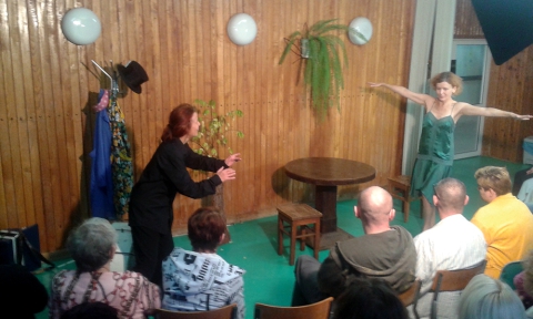 Pokaz spektaklu "Prolog komedii" w ramach projektu "Teatr na życzenie" w Miejskim Domu Kultury
