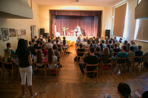 Pokaz spektaklu "Prolog komedii" w ramach projektu "Teatr na życzenie" w Miejsko-Gminnym Centrum Kultury i Turystyki