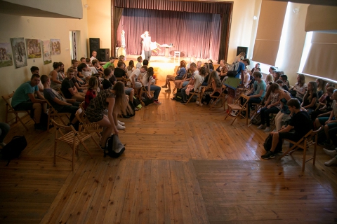 Pokaz spektaklu "Prolog komedii" w ramach projektu "Teatr na życzenie" w Miejsko-Gminnym Centrum Kultury i Turystyki