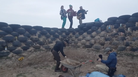 Pogotowie muzyczne na budowie Earthship life