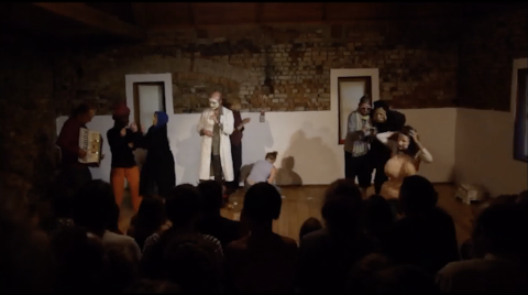 "Mniej! Godzina Zero" - kolaż spektakli Innej Szkoły Teatralnej prezentowany w Węgajtach