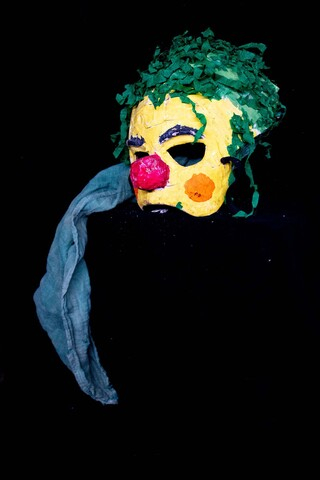 Maska zapustna Moniki Blige - Staruszek. Lewy profil