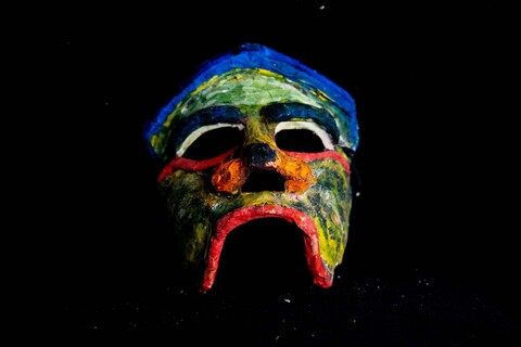 Maska zapustna Lidii Pajdy - kolorowa. En face