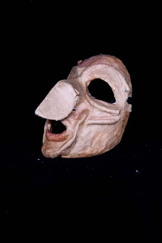 Maska Neli Brzezińskiej - Starucha z krowią czaszką, zainspirowana znalezioną w lesie czaszką łosia. Lewy profil