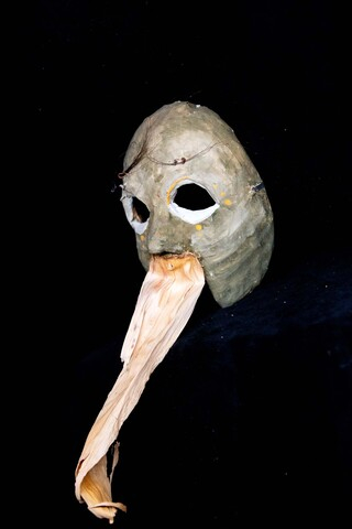 Maska zapustna Symonidy Modras-Bartoń (2019). Lewy profil