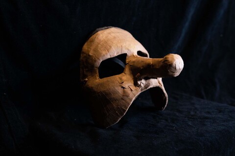Maska Lemminkäinena (falliczna) z przedstawienia "Kalevala - fragmenty niepisane", noszona przez Jana Sobaszka. Pomysł maski: Trevor Hill. Prawy profil