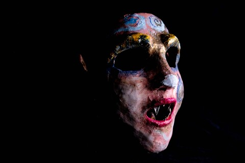 Maska zapustna - wampiryczna. Prawy profil