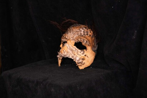 Maska pierzasta z przedstawienia "Godzina Zero". Lewy profil