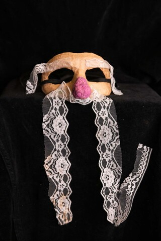 Maska z przedstawienia "Czujność". En face