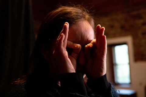 Maska (1) z przedstawienia "Cały ten bajzel", wykonana przez Magdalenę Hasiuk. Prawy profil