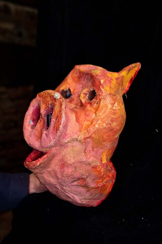Maska Świnki wykonana przez Cezarego Kucharskiego w Ośrodku Działań Teatralnych "Pracownia" w Olsztynie. Lewy profil