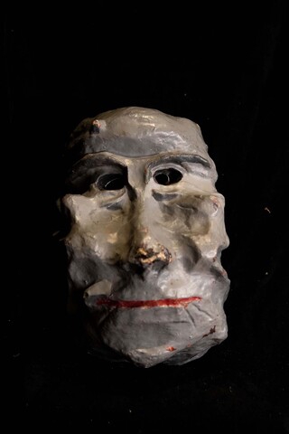 Maska Belzebuba wykonana przez Józefa Szkanderę w Ośrodku Działań Teatralnych "Pracownia". En face