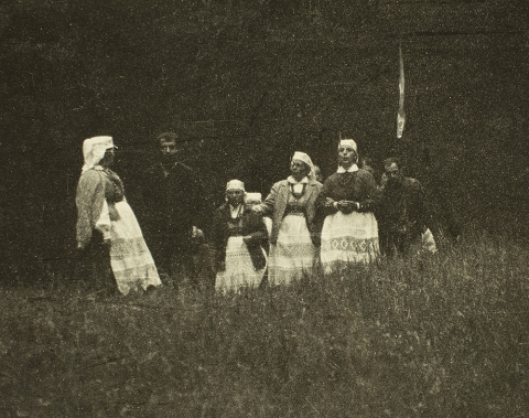 Seminarium w Węgajtach. W drodze przez las - Kurpiowski Zespół Śpiewaczy z Nowogrodu. Fot. Mariusz Papierski