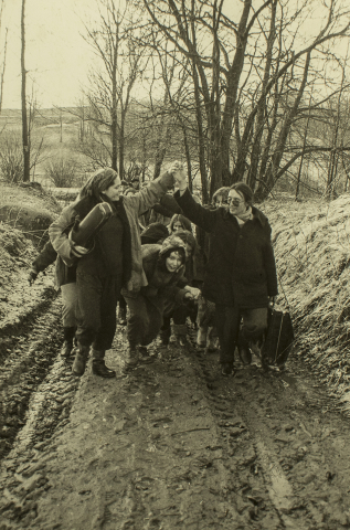 Taniec alilujników na drodze. Fot. Mariusz Papierski