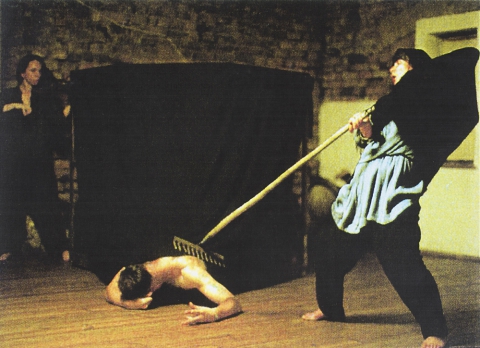 Scena ze spektaklu "Kalevala - fragmenty niepisane". Fot. Krzysztof Skłodowski