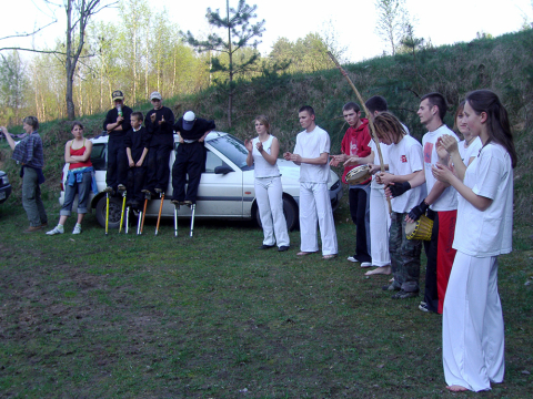 Festiwal Dzieci. Grupa capoeiry i szczudlarze. Fot. Nela Brzezińska, Daniel Brzeziński