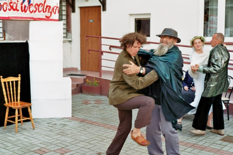 Scena z premiery spektaklu "Wesele. Domena Publiczna" prezentowanego w Domu Pomocy Społecznej w Jonkowie. Fot. Thomas Enbergs