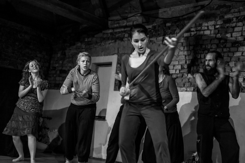 Scena ze spektaklu "Ogień, kryzys, dworzec centralny" prezentowanego podczas festiwalu Wioska Teatralna. Fot. Piotr Magdziarz