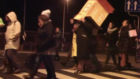 Miasto w drodze, czyli kreatywny spacer po Olsztynie. Stopklatka z nagrania
