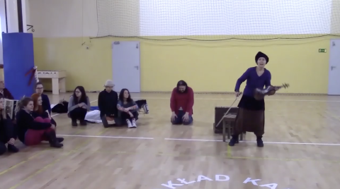 Teatr Węgajty ze spektaklem zapustnym w Zakładzie Karnym w Sztumie. Stopklatka z nagrania
